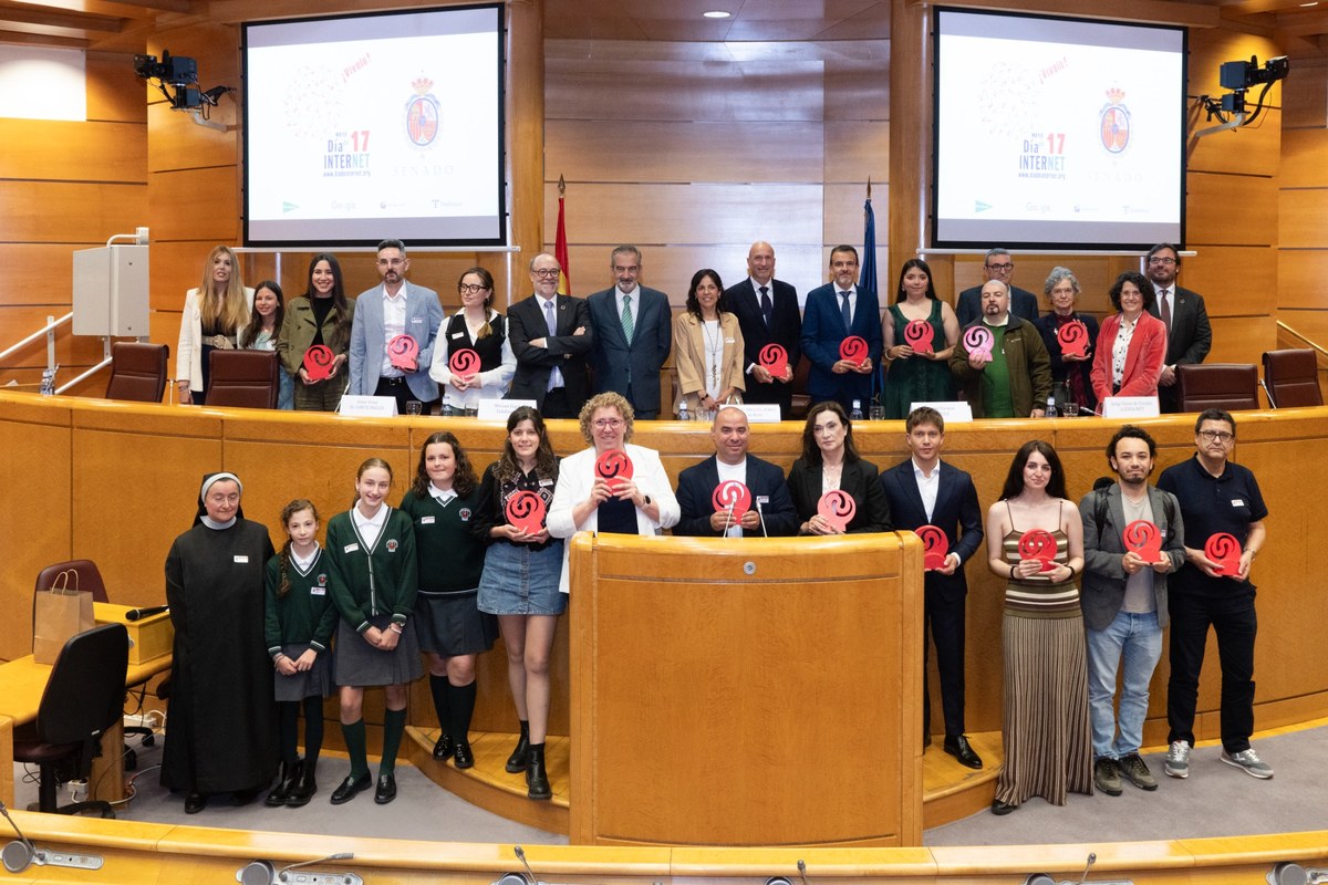 Foto de grupo de los premiados en la Gala de los Premios de Internet 2026