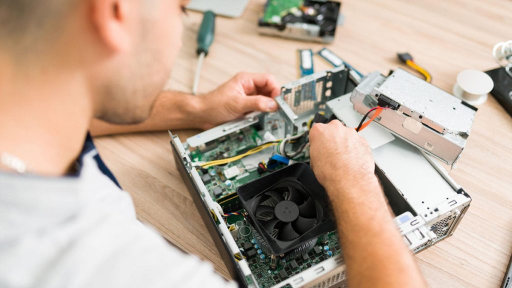 Tecnico reacondicionando un ordenador de segunda mano