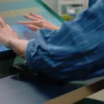 Persona usando una pantalla táctil en un entorno comercial