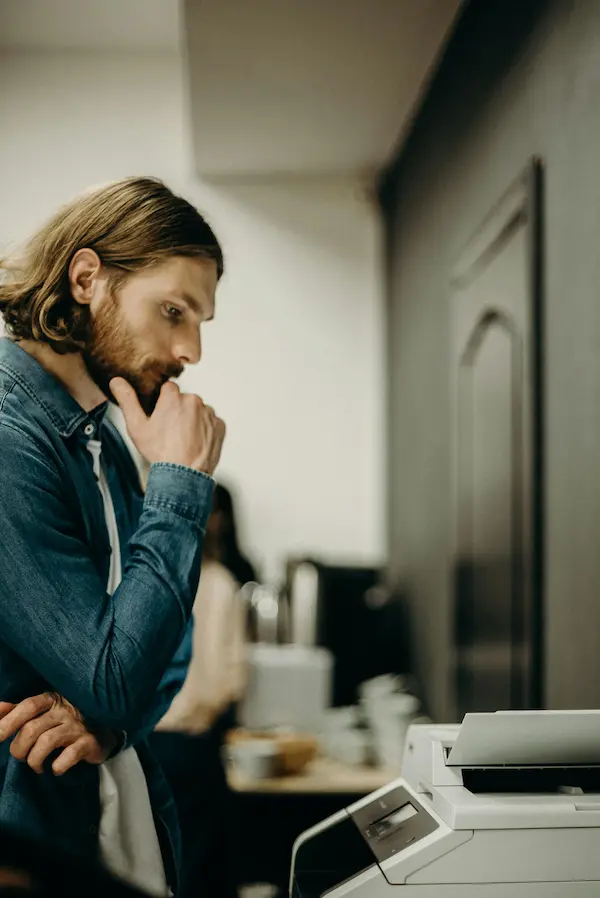Hombre pensando como funciona la impresora matricial
