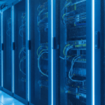 Armarios rack con servidores 1U/2U, PDUs y cableado estructurado en centro de datos profesional