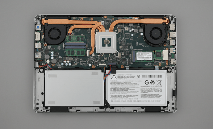 Interior de un portátil mostrando sus componentes como procesador, RAM y SSD